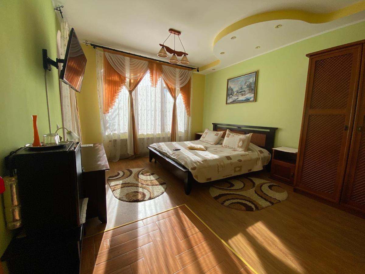 Pensiunea Crocus - Sauna & Billiard โปยานาบราซอฟ ภายนอก รูปภาพ