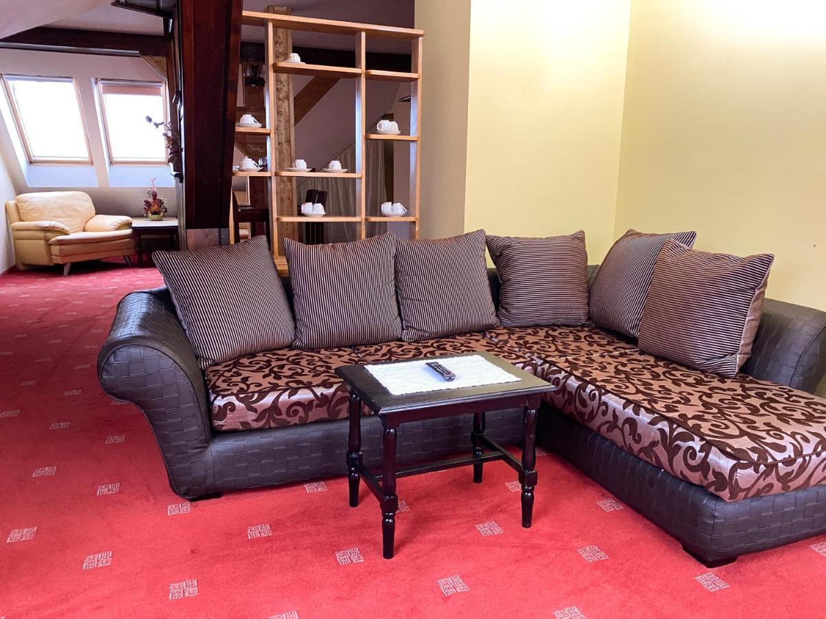 Pensiunea Crocus - Sauna & Billiard โปยานาบราซอฟ ภายนอก รูปภาพ