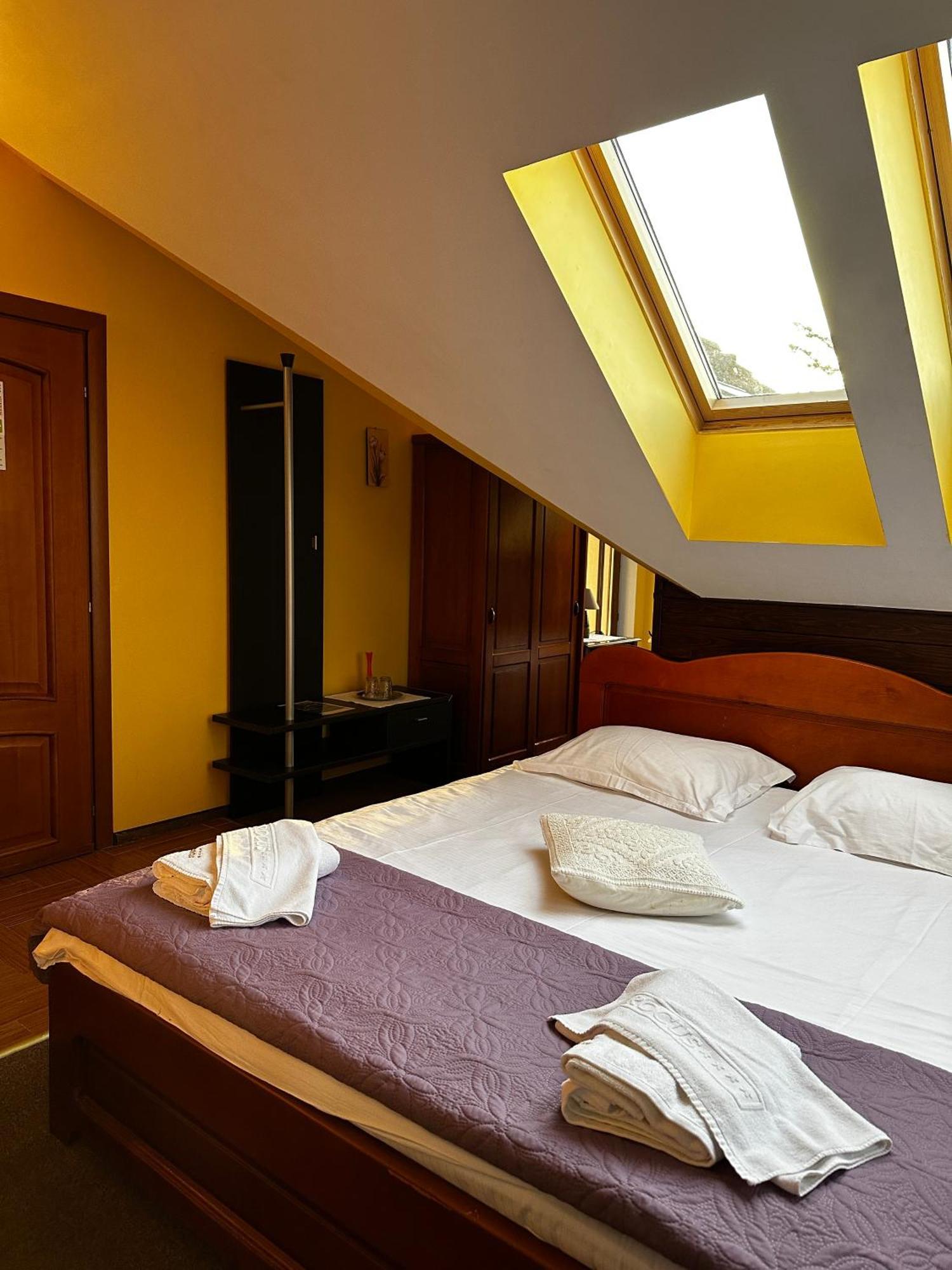 Pensiunea Crocus - Sauna & Billiard โปยานาบราซอฟ ภายนอก รูปภาพ